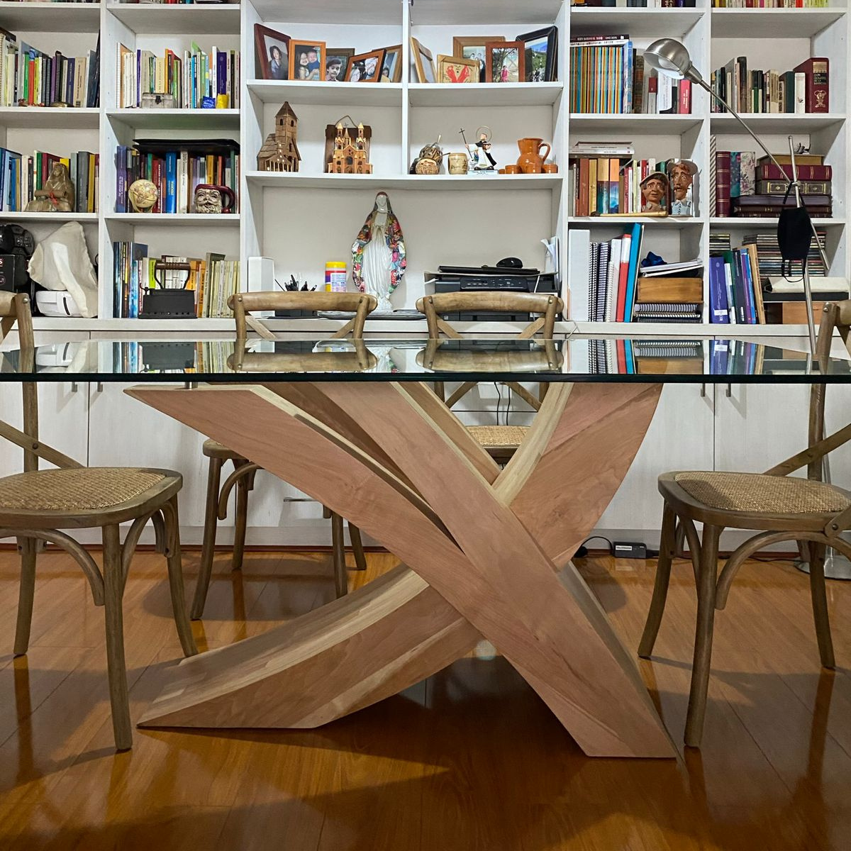 Mesa de comedor Picasso tono chocolate con base cruzada en madera y cubierta de vidrio | Greenwoods