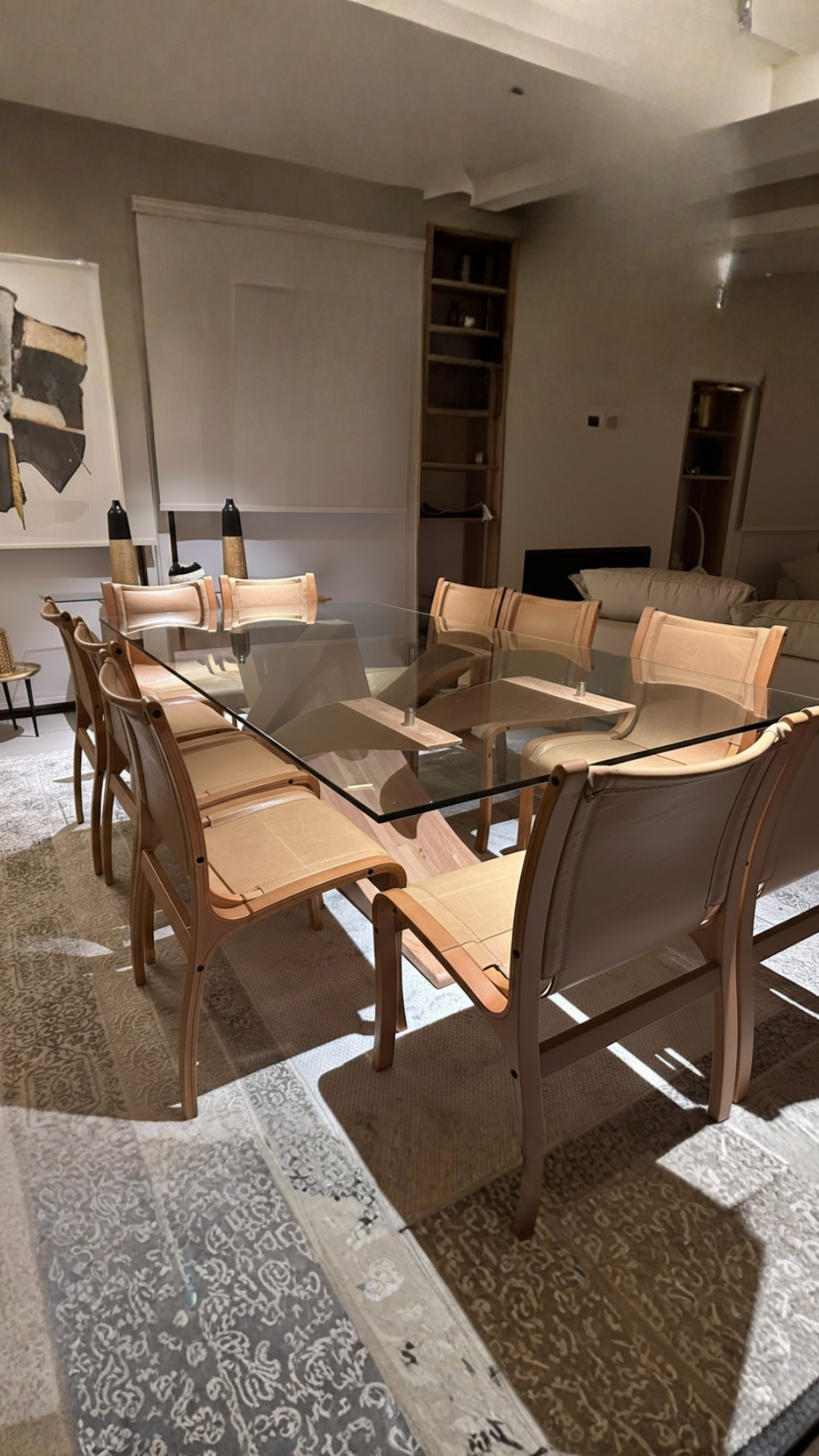 Comedor con mesa a medida y sillas de diseño, proyecto de mobiliario personalizado Greenwoods