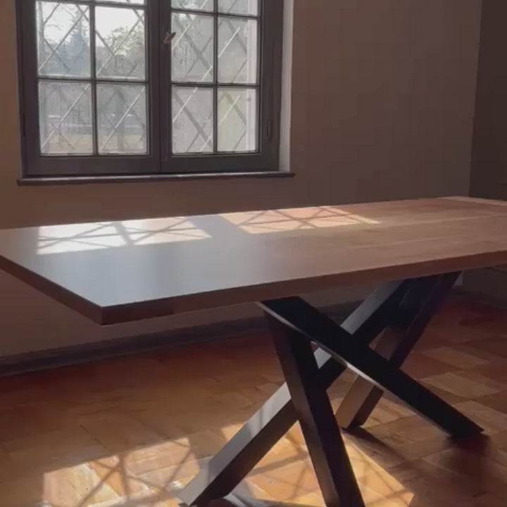 video comedor moderno cubierta de madera y base de fierro modelo Da Vinci greenwoods.cl