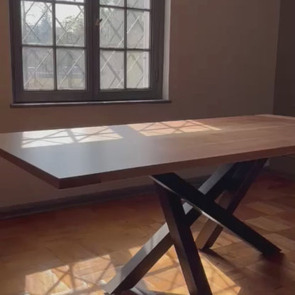 video comedor moderno cubierta de madera y base de fierro modelo Da Vinci greenwoods.cl