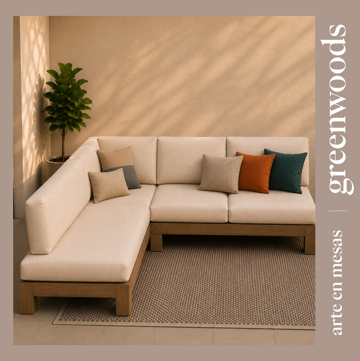 Sofá seccional en L para terraza con estructura de madera natural, cojines beige y respaldo acolchado, ambientado en espacio exterior cálido con alfombra, planta decorativa y muro neutro.
