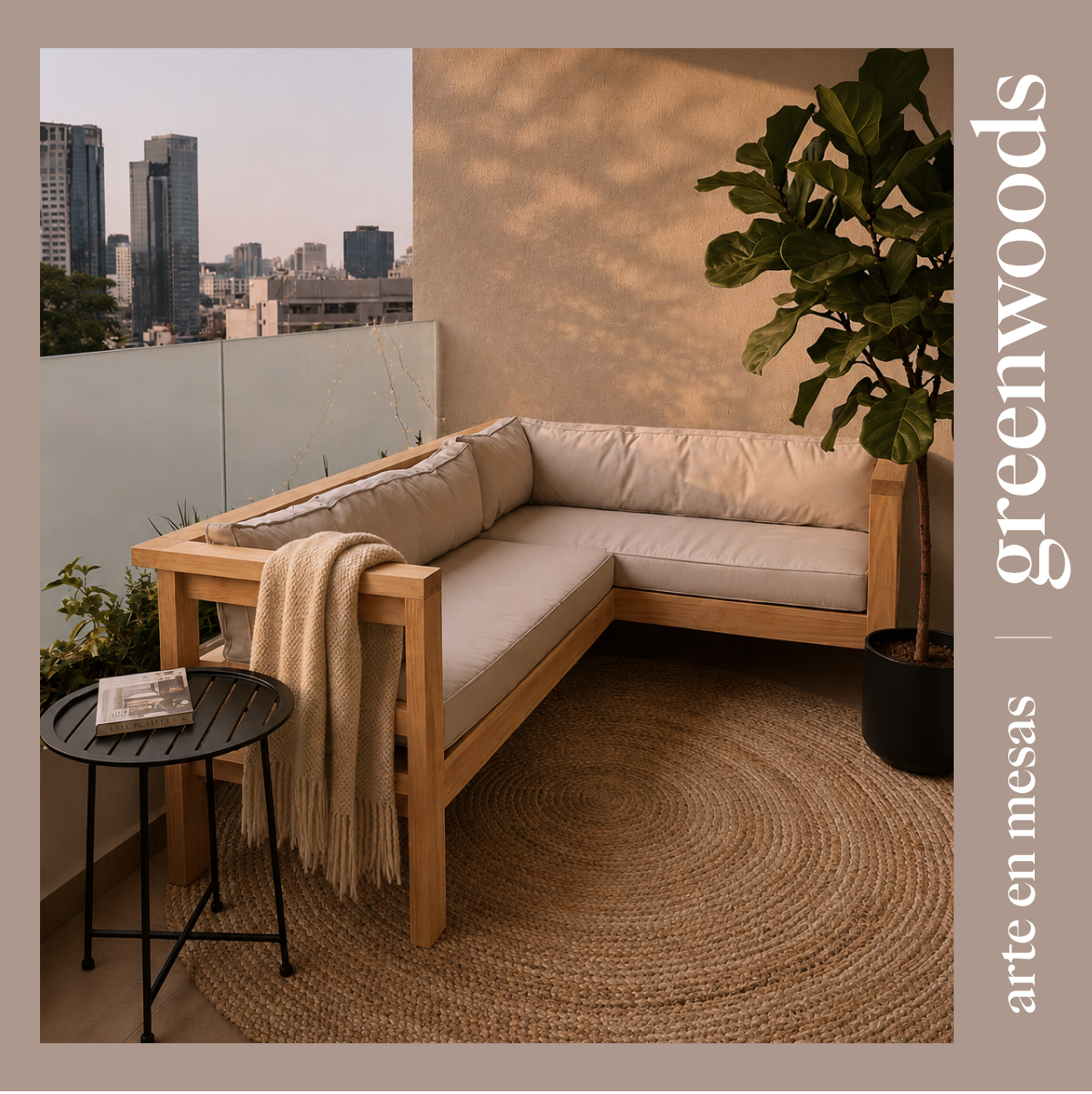 Sofá seccional en L para terraza con estructura de madera natural, cojines beige y respaldo acolchado, ambientado en espacio exterior cálido con alfombra, planta decorativa y muro neutro. Marbella