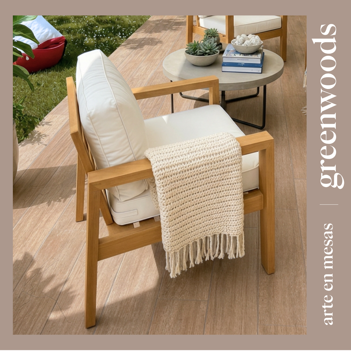 Sitial de terraza en madera lenga natural con cojines blancos Valencia, Greenwoods.
