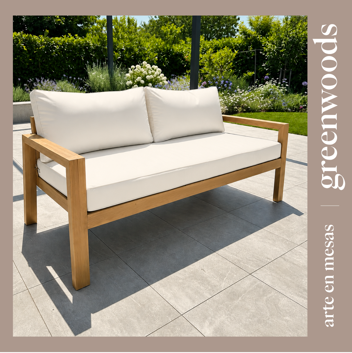 Sofá para terraza con estructura de madera natural, cojines beige y respaldo acolchado, ambientado en espacio exterior cálido con alfombra, planta decorativa y muro neutro. Valencia