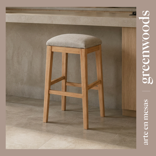 Taburete Alma en madera  lenga con asiento tapizado para cocina o barra, fabricado a medida por Greenwoods en Chile.