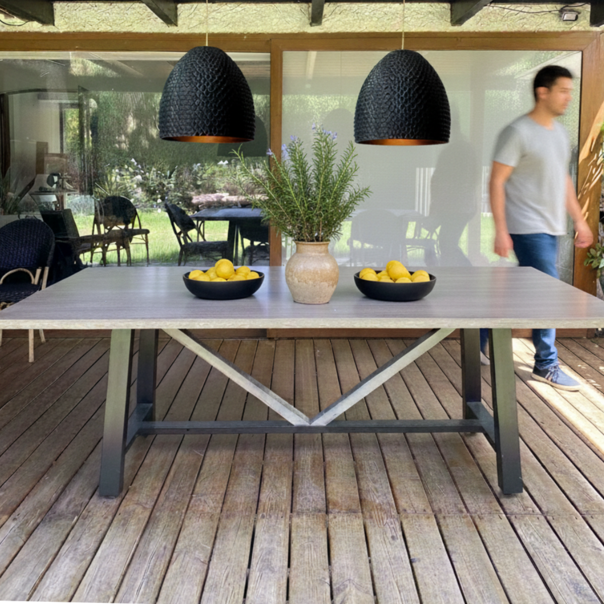 Mesa de comedor para terraza a medida, estructura de metal y madera, diseño exterior contemporáneo fabricado en Chile