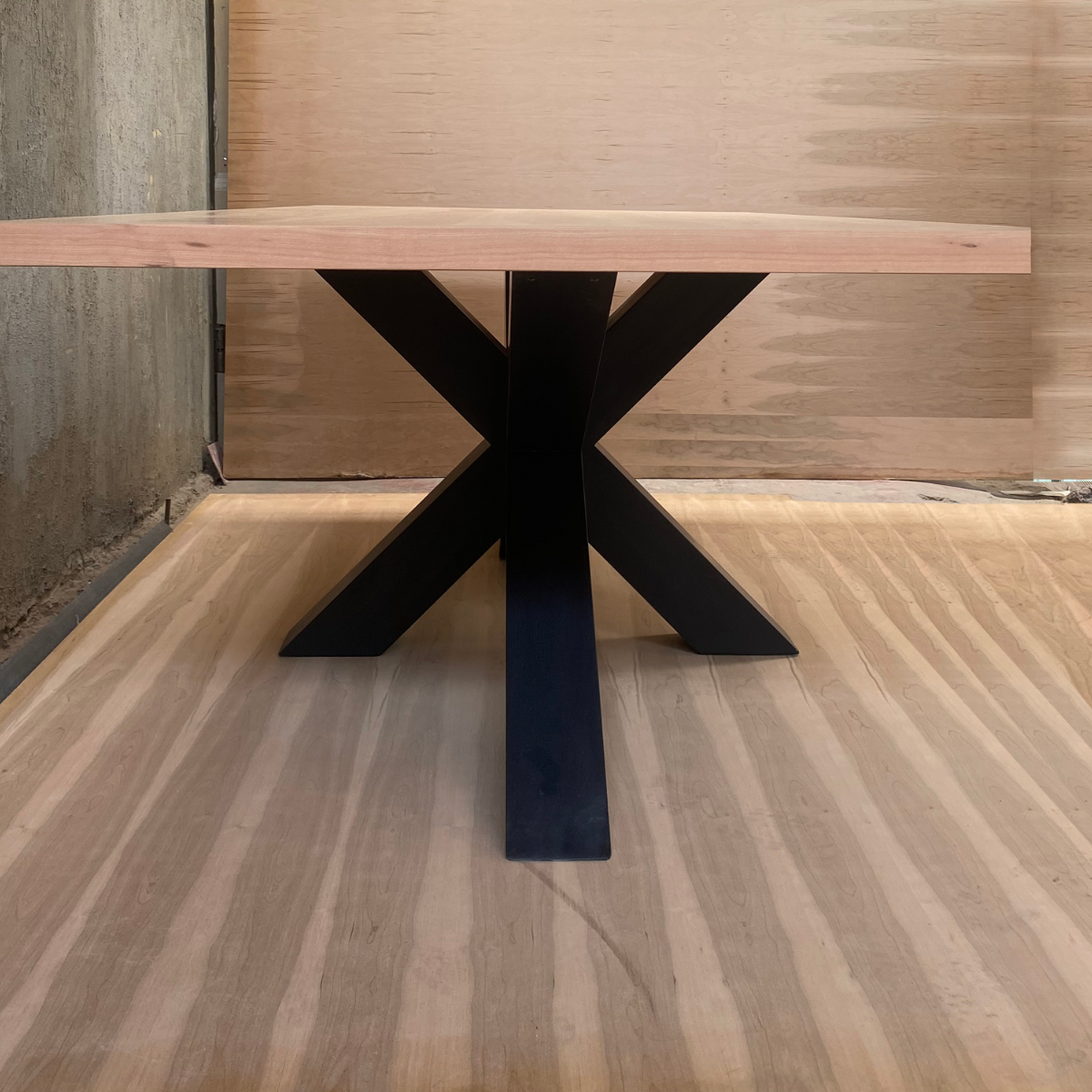 MESA DE COMEDOR DE MADERA LENGA BASE NEGRA MARIA