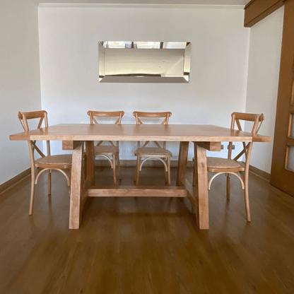 Mesa de comedor Harvest hecha a mano en madera lenga natural, diseño moderno y robusto ideal para comedor o terraza techada.