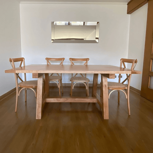 Mesa de comedor Harvest hecha a mano en madera lenga natural, diseño moderno y robusto ideal para comedor o terraza techada.