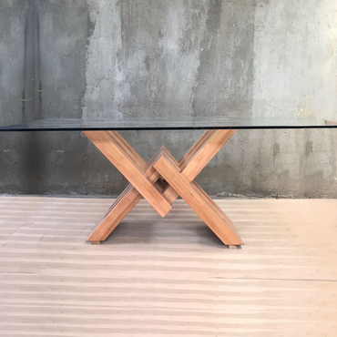 Descubre la Mesa de Comedor de Madera y Vidrio Cadena en Greenwoods. Con una base de madera y una superficie de vidrio, esta mesa es perfecta para un comedor moderno. Explora más mesas de comedor de vidrio en nuestra colección.
