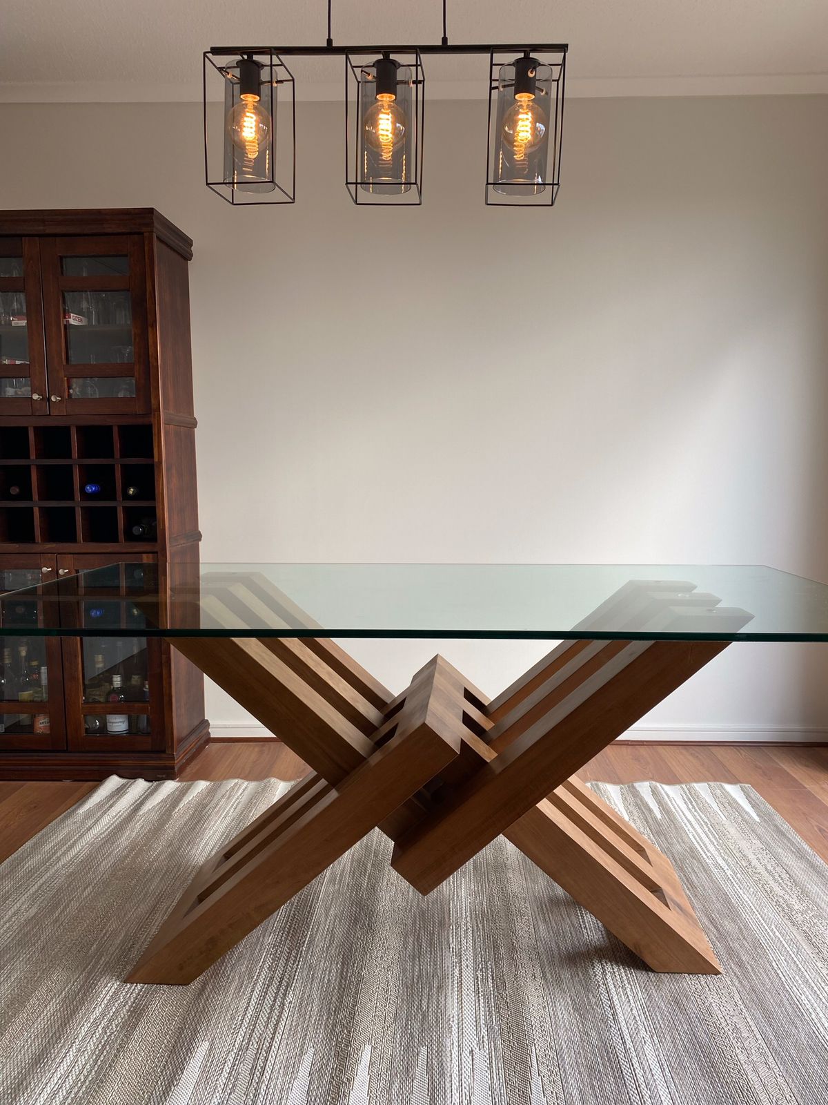 Mesa de Comedor Cadena con base de madera y superficie de vidrio, ideal para comedores modernos, greenwoods.cl