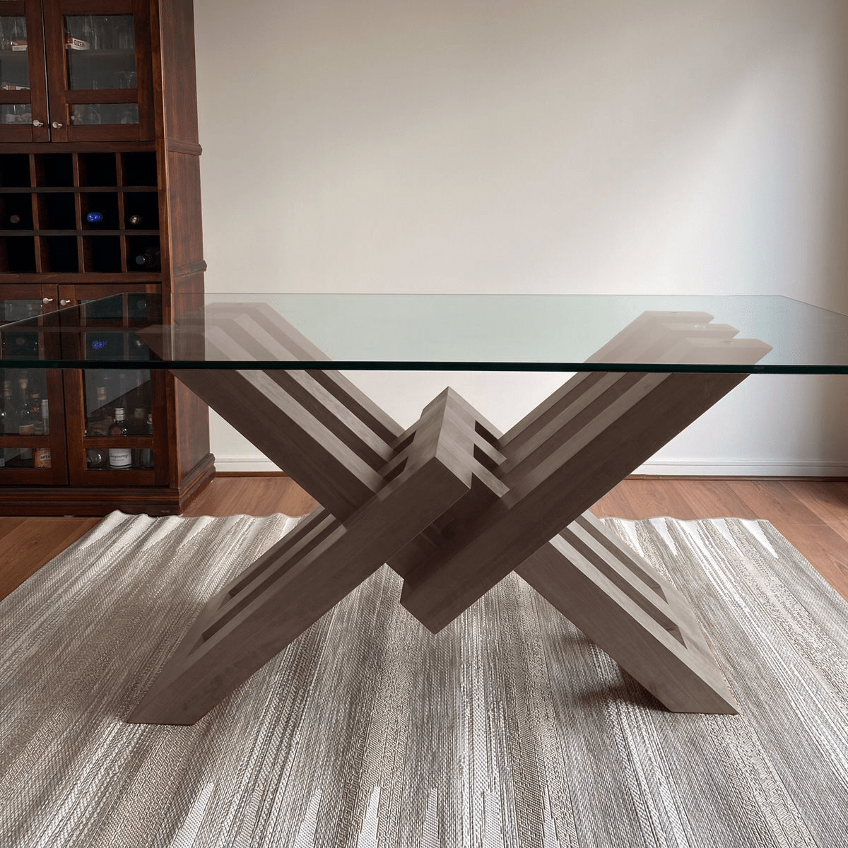 Vista de la Mesa de Comedor CDENA mostrando base de madera y mesa de vidrio para un comedor elegante.