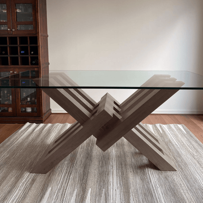 Vista de la Mesa de Comedor CDENA mostrando base de madera y mesa de vidrio para un comedor elegante.