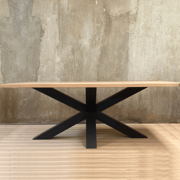 Mesa de comedor de madera lenga base negra María.