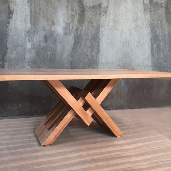 Mesa de comedor de madera y cubierta madera lenga.Cadena