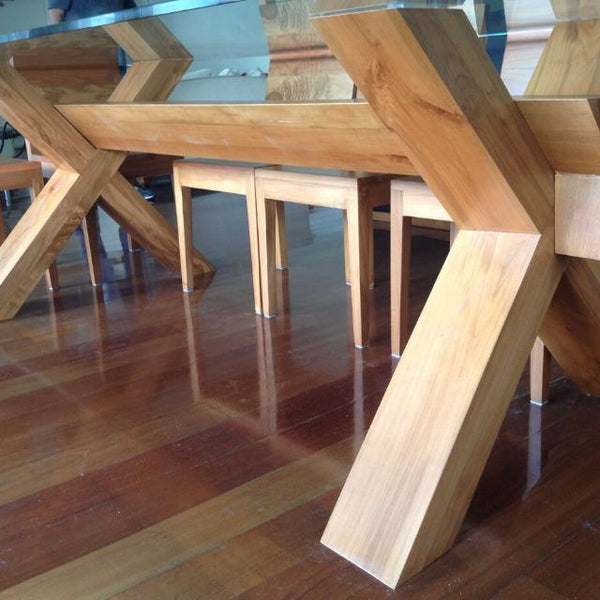 Mesa de Comedor Tijeras con Base de Madera y Cubierta de Vidrio